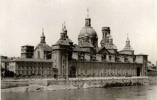 Pilar y Ayuntamiento en 1895