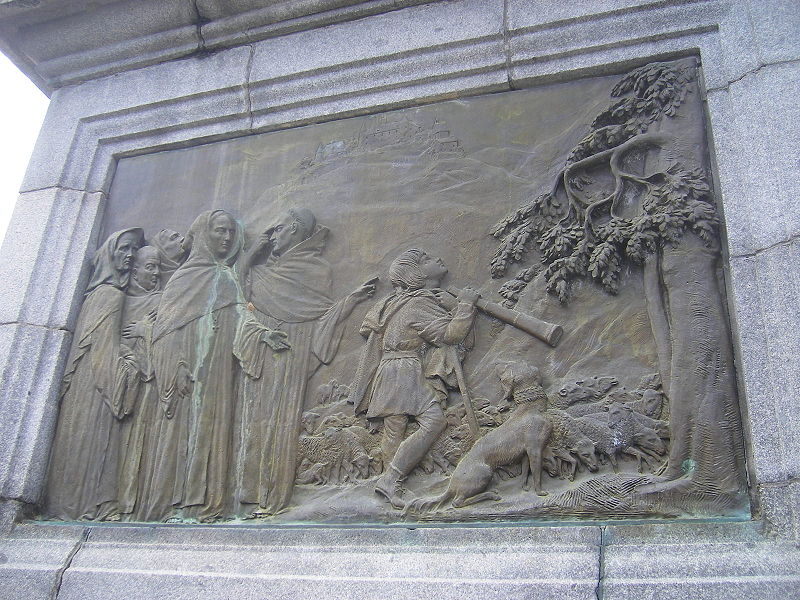 monjes y niño con tubo